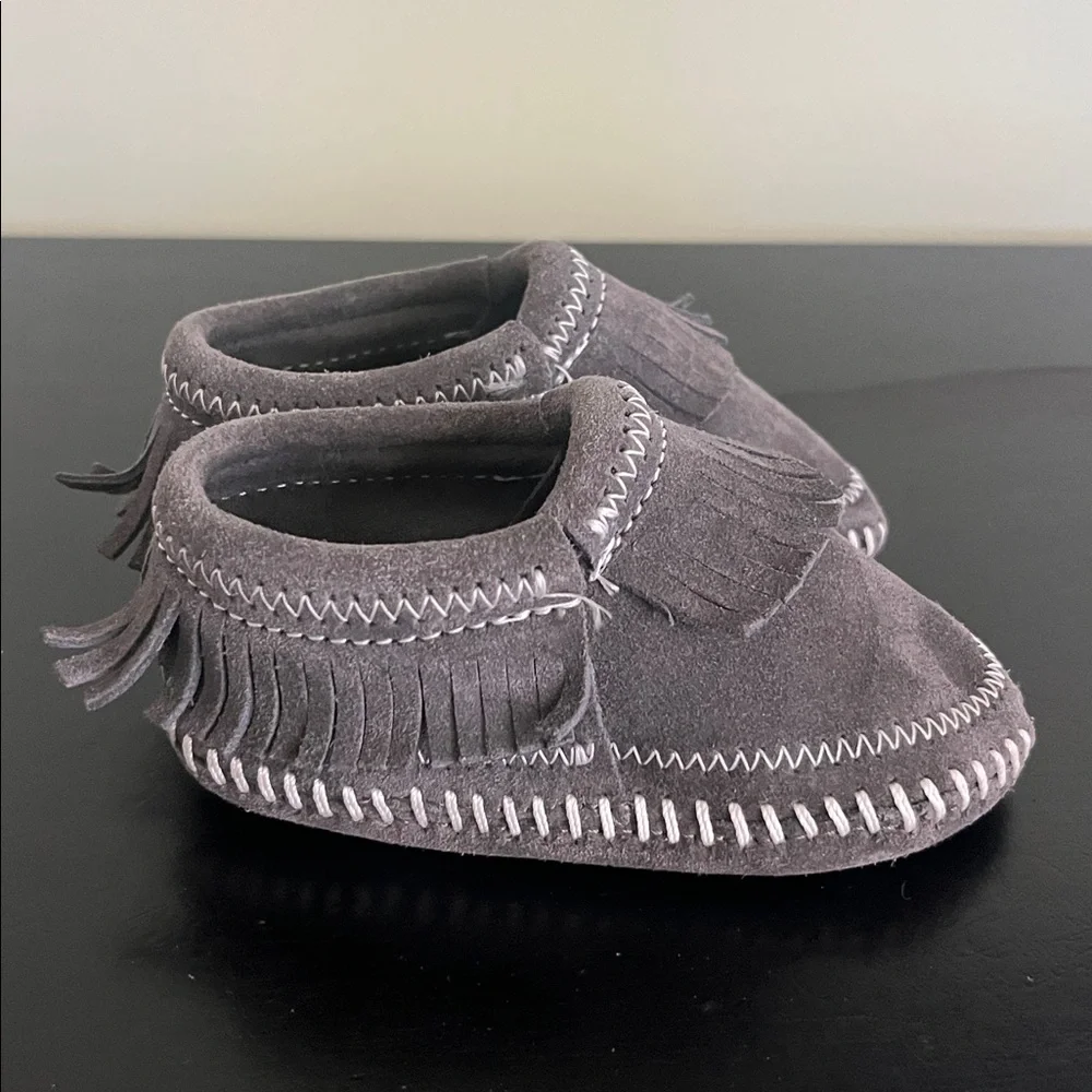 Minnetonka Grey Suede Riley Fringe Moccasin Bootie. Unisex Size 4